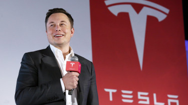 Olyan rakétahajtóműves Teslát mutatott be Elon Musk, ami repül, és egy másodperc alatt gyorsul százra