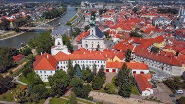 GettyImages-1161634076-építészet-épület-folyó-híd-közlekedés-park-templom-turizmus-város