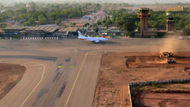 Motorokon gördültek be a fegyveresek egy főváros repterére, pillanatok alatt elszabadult a pokol