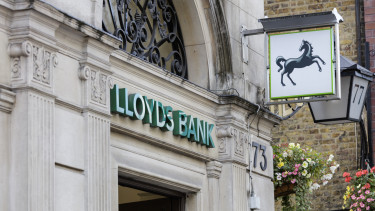 GettyImages-1180005335-anglia-bankár-bankfiók-brit-épület-font-lloyds-pénzügyi-szolgáltatás