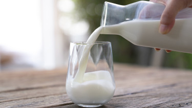 GettyImages-1217137593-egészség-élelmiszer-étkezés-ital-reggeli-táplálkozás-tej-tejtermék-üveg-vitamin