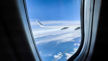 Hajszálon múlt a tragédia: most kiderítik, mitől lógott ki az ablakon a levegőben a Ryanair szerencsétlen utasa