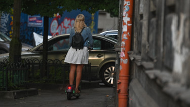 Jöhet az e-rolleres száguldás: ismerteti az új szabályokat a KRESZ-professzor