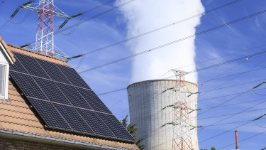 Tátott szájjal nézi Európa, ahogyan kizsebelik, miközben karnyújtásnyira a megoldás