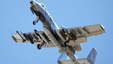 Súlyos veszteség: egymás után két harci repülőt is elveszített Amerika, a rettegett A-10-esből duplaannyit vezényelnek Iránba