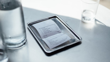 Mi lesz most a szervizdíjjal és a borravalóval?