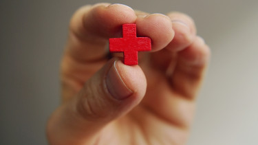 Aljas csalás terjed: egy ismert segélyszervezet nevével élnek vissza Magyarországon