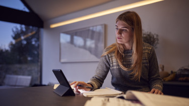 GettyImages-1289920734-iroda-könyv-laptop-munka-oktatás-otthon-tablet-tanulás-technológia
