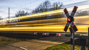 Mozdonycsere az AI gyorsvonat élén