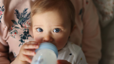 Tovább duzzad a Nestlé termékvisszahívása, további tápszereket érint a szennyeződés