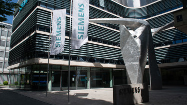 Kemény üzenetet küldött a Siemens: máshová viszi AI-beruházásait, ha nem enyhít az EU a szabályozáson