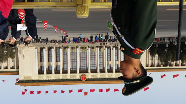 GettyImages-1325309489-egyenruha-épület-katona-kína-peking-rendezvény-ünnep-zászló