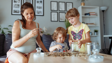 Hiába nő a jövedelmünk, mégsem takarítunk meg többet – mit mond erre a pszichológus?