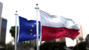 GettyImages-1349018256-csatlakozás-eu-csatlakozás-eu-tagság-európai-Európai-Unió-integráció-lengyelország-unió-zászló