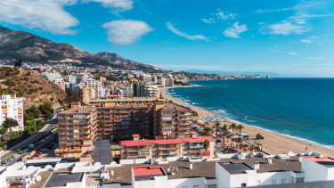 GettyImages-1363415276-épület-hegy-idegenforgalom-ingatlan-nyaralás-strand-tenger-tengerpart-turizmus-város
