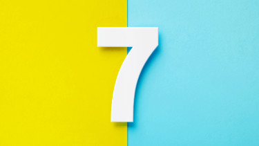 GettyImages-1398618295-design-grafika-modern-sárga-számok