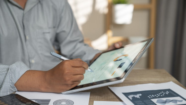 Mozgásban a lakossági befektetési portfóliók: helye van a részvényeknek, de nem önmagukban