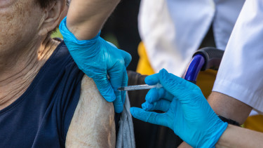 Mélyponton stagnál az influenza elleni védelem: a 65 év felettiek alig több mint egyhatoda kapott ingyenes oltást