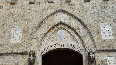 Jöhet a felvásárlás, miután romba dőlt a patinás bank mentőterve