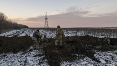 GettyImages-1466952952-áramellátás-fegyver-háború-hadsereg-hó-katona-mezőgazdaság-tél-vezeték