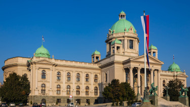 GettyImages-1473785500-Belgrád-építészet-épület-európa-főváros-szerbia-történelem-turizmus-zászló