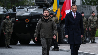 Betelt a pohár Ukrajna szomszédjánál: tömegesen adják vissza a kitüntetéseket Zelenszkij lépése után