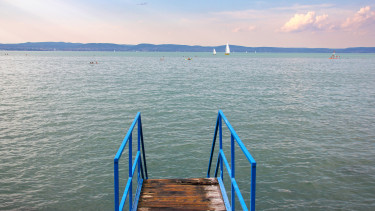 A hőség már a tavakat is kiszárítja: egy nap alatt nagyot apadt a Balaton és a Velencei-tó