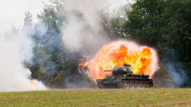 Esélye sem volt az orosz tanknak, telibe verte az ukrán dróncsapás! – Videó