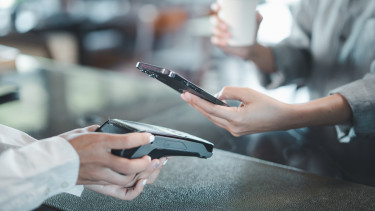 Megdőlt a készpénz uralma, győzött a bankkártya, hódít a mobilfizetés a fiatalok körében