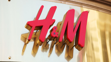 250 embert bocsát el a H&M