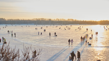 Órákon belül szibériai hideg tör be Magyarországra - Már lehet korcsolyázni a Balaton jegén