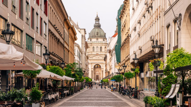 GettyImages-1768623843-belváros-építészet-épület-étterem-idegenforgalom-templom-turizmus-város-belváros-építészet-étterem-idegenforgalom-templom-turizmus-város