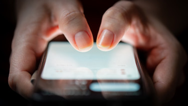 Új díjakat vezet be a Facebook: áthárítják az adót, így kell mostantól fizetni