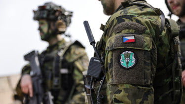 Váratlan fordulat: a cseh miniszterelnök leszögezte, két gépesített dandárt küldene a támadó oroszok ellen