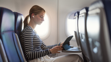 Szigorú lépés az Egyesült Államokban: végleg kitilthatják a repülőgépekről a hangosan mobilozókat