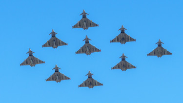 GettyImages-2157914276-fegyver-háború-hadsereg-harckészültség-honvédelem-katonai-kiadás-légierő-repülő-vadászgép-védelmi-kiadás