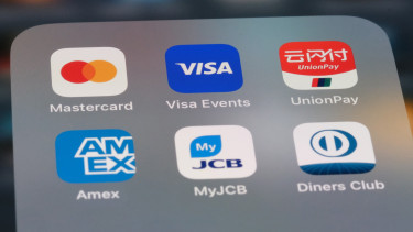 Veszteséggel szabadulna meg egykor drágán vett üzletágától a kártyaóriás