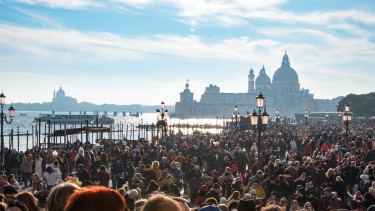 Velence és Barcelona megtelt! Hova utazzunk, ha elkerülnénk a turistatömegeket? 