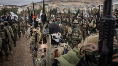 Szinte hihetetlen fejlemények: pár hónapja még terroristának titulálták őket, most egy NATO-tagállam bázisán gyakorlatoznak a katonák