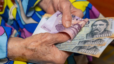 Óriási pénzösszeg zúdul ma a nyugdíjasokra – de ez még nem a 14. havi nyugdíj