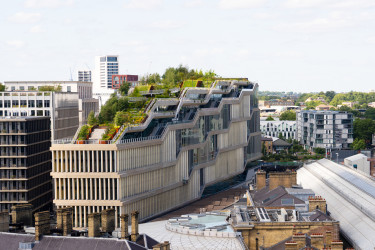 GettyImages-2201049965-irodaház-zöldépület-építészet-ingatlanfejlesztés-london-zöldfelület-Ingatlan-irodapiac-városfejlesztés-fenntarthatóság-ingatlan