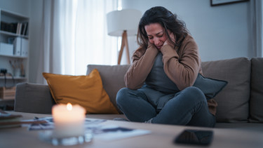 Felkészülés a pénzügyi tragédiára: magyarok százezreinek a biztosításába nyúl bele az MNB