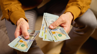 Már kifizették a hitelük dupláját, mégis többel tartoznak, mint valaha: kegyetlen adósságcsapdában vergődnek az idősödő amerikaiak