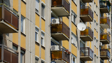 Vigyázó szemünket a panelekre vessük! – Vajon már a fordulatot jelzi a lakáspiaci indikátor?