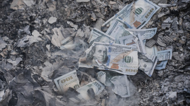 Hamarabb összeomolhat a kártyavár a világ vezető hatalmában, mint bárki hitte