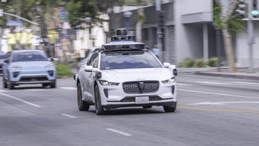 Ez még messze van a tökéletestől: totális káoszt tudnak okozni az önvezető autók