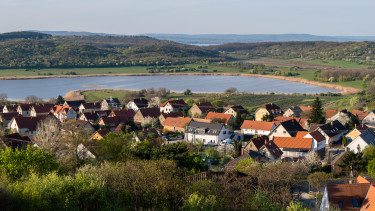 Szinte teljesen eltűntek a külföldiek a Balatonról, mutatjuk, kik vesznek most nyaralót