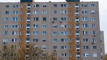 8%-os piaci hitelkamattal számol a kormány, amikor az Otthon Start előnyét szemlélteti