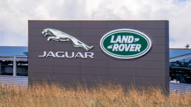 GettyImages-2218858785-autógyártó-autóipar-brit-egyesülés-land-rover-logó-luxusautó-márka-terepjáró
