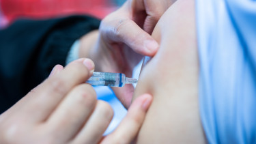 Tiszta vizet öntött a pohárba a gyógyszerhatóság a hatodikosoknak szánt vakcinával kapcsolatban